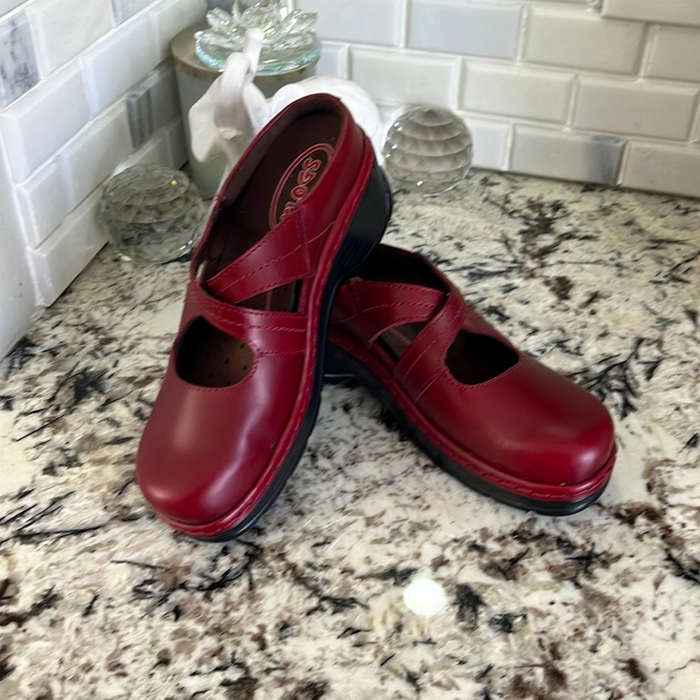 Klogs Women’s Slip Ons in Red collar is cranberry smooth size 8 style is  Cara